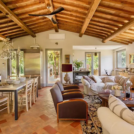 - Luxury Retreat With Pool, Umbria Vila Amelia